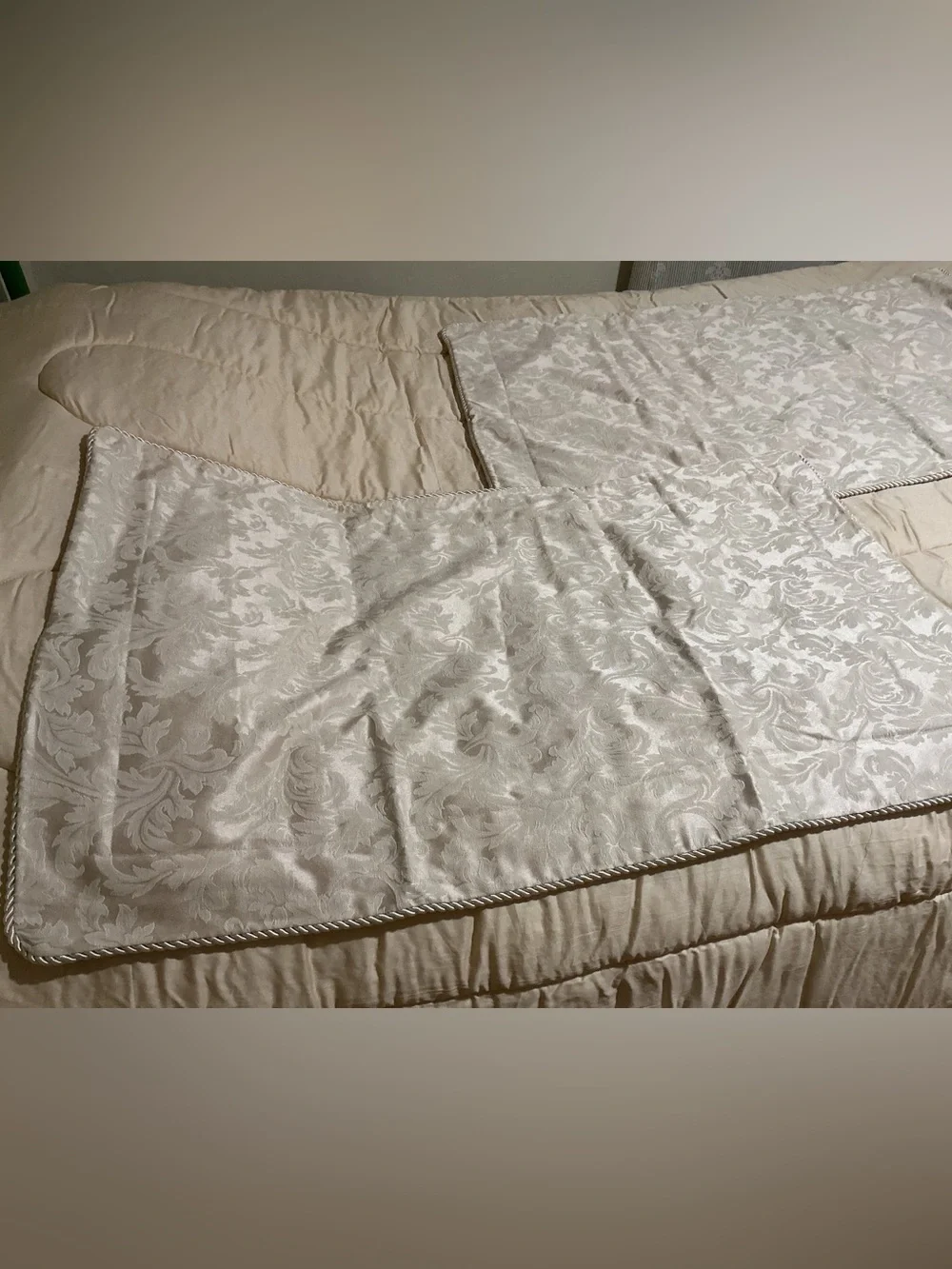 NWOT Heavy Weight Damask Jacuard Comforter & Shams